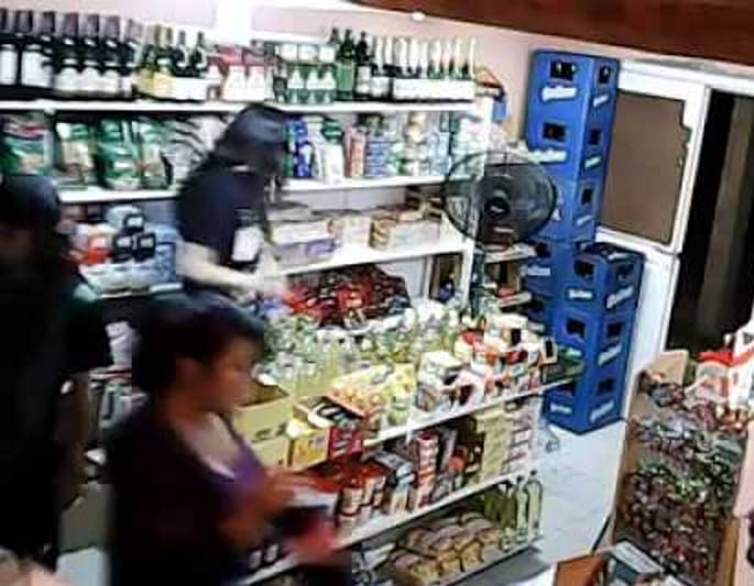 Video: Quiso robar un almacén en Gesell pero fue descubierto por el dueño