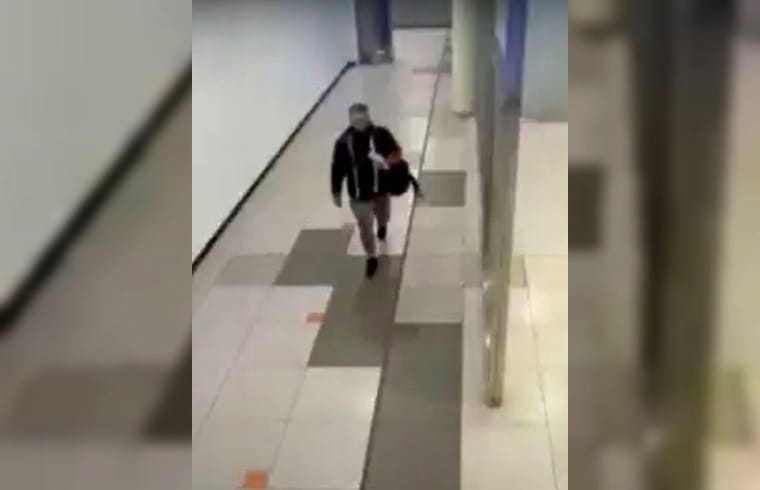 Un pasajero robó a una empleada del aeropuerto de Ezeiza: Lo descubrieron por las cámaras
