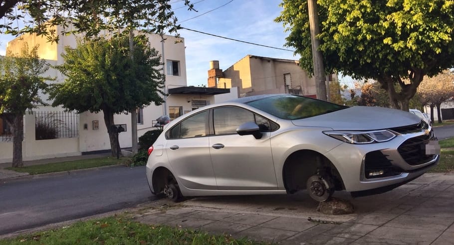 Campana: Le robaron las cuatro ruedas a un auto estacionado frente a la sede de la Policía Federal