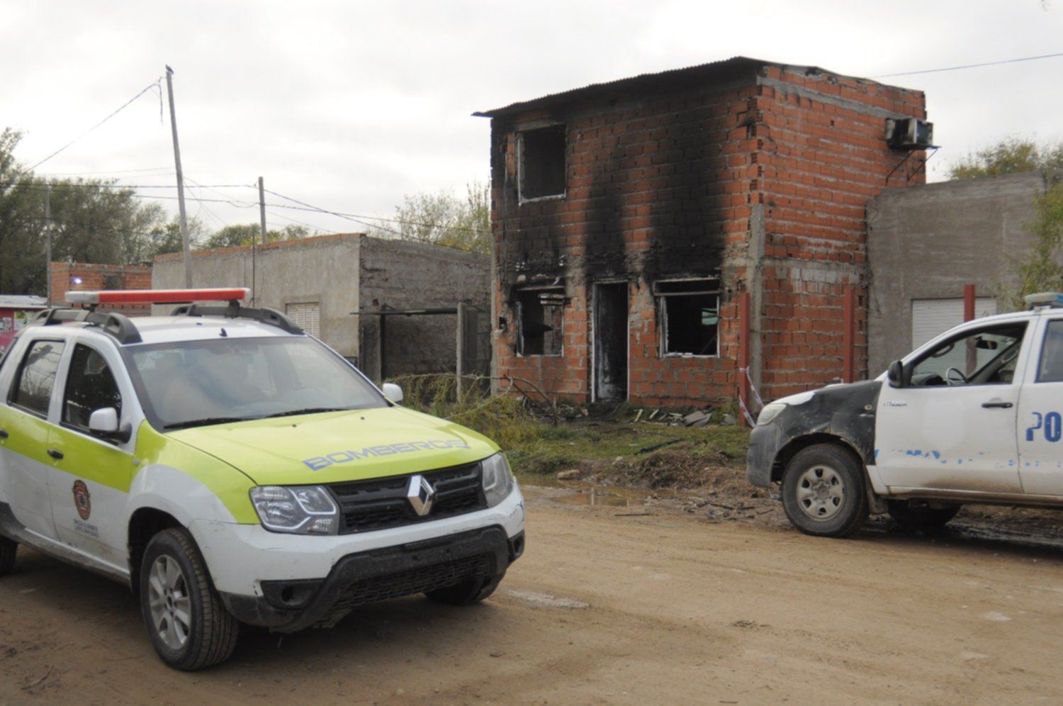 Tragedia en Bahía Blanca: Murió una familia en un incendio pero salvaron al de 2 años arrojándolo por la ventana