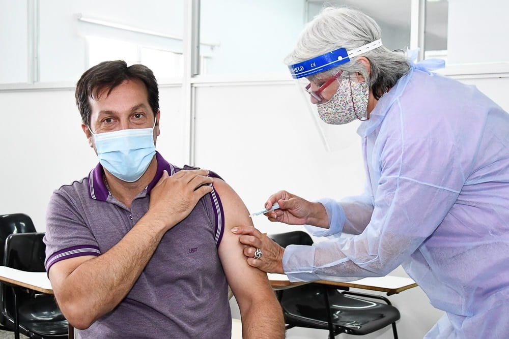 Intendente bonaerense opositor se vacunó: “Que esto sea el comienzo del fin de la pandemia”