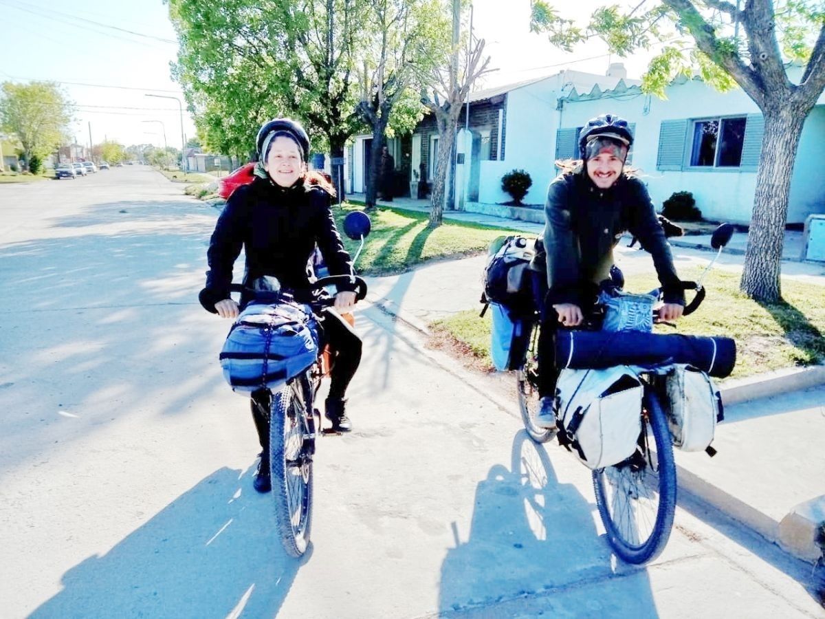 Aventureros bonaerenses: Una pareja de artesanos viaja de Tandil a la Patagonia en bicicleta