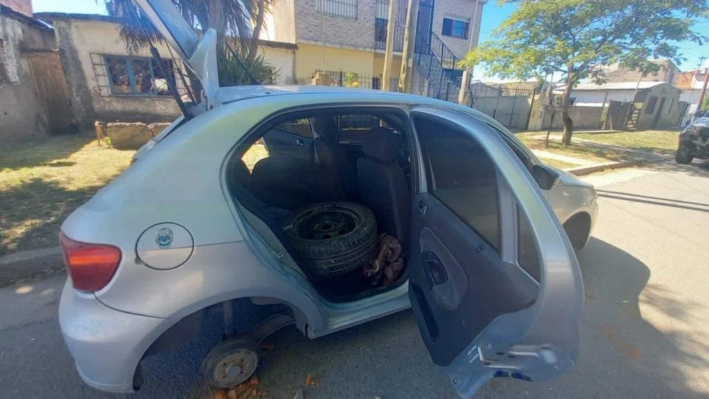 Insólito: Trabaja de seguridad municipal en Mar del Plata, denunció que le robaron las ruedas pero las había escondido