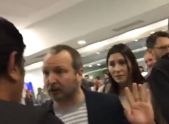Video: Sabbatella fue insultado en un aeropuerto y no pudo viajar