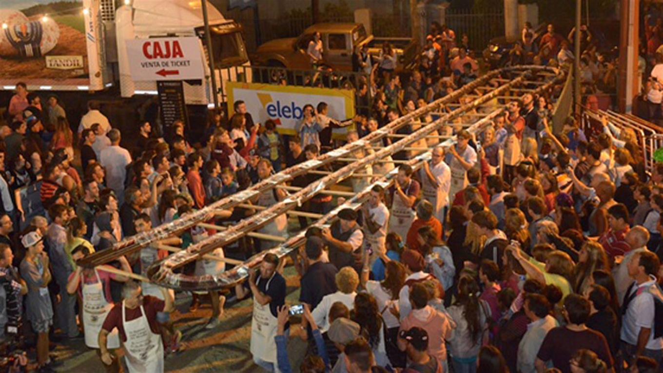 Presentaron el salame más largo del mundo en Tandil: Mide 41,9 metros