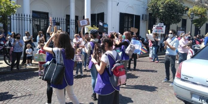 Cuarentena en San Isidro: Grupo de vecinos reclamó la vuelta a clases y el intendente los apoyó