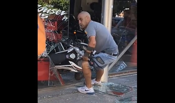 Video: En San Miguel un hombre intentó robar una moto en pleno festejo por el Mundial y una sola persona se metió