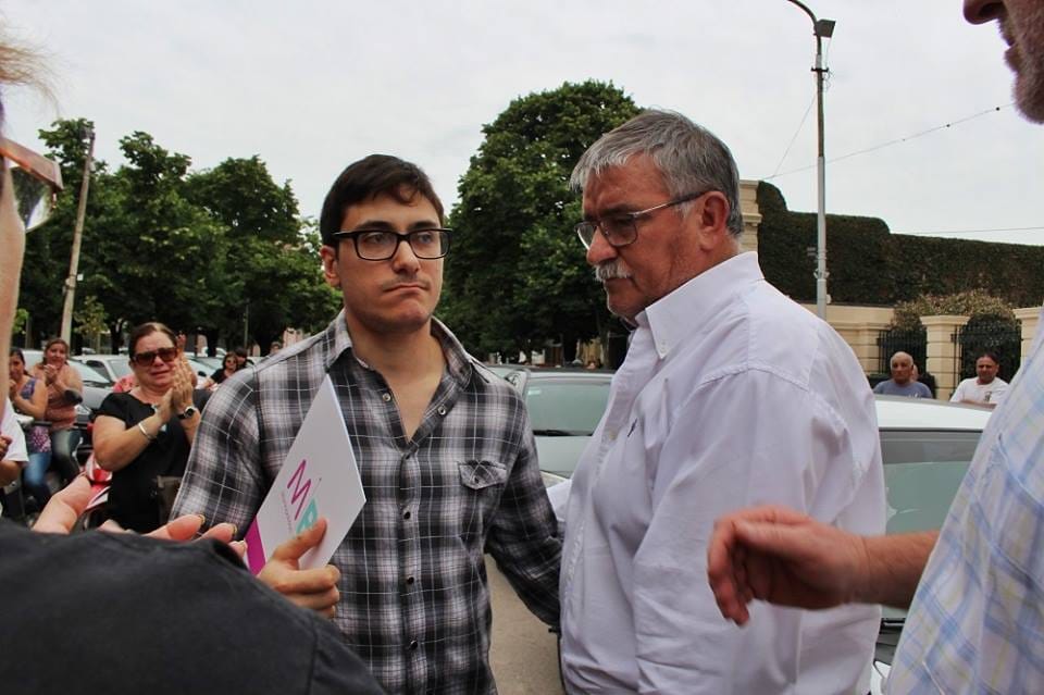 El último adiós a Aldo San Pedro: Cortejo pasó por la municipalidad de Bragado y el intendente saludó al hijo