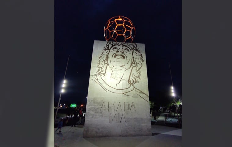 A 61 años de su nacimiento: Se inauguró monumento a Maradona de trece metros de altura en Santa Clara