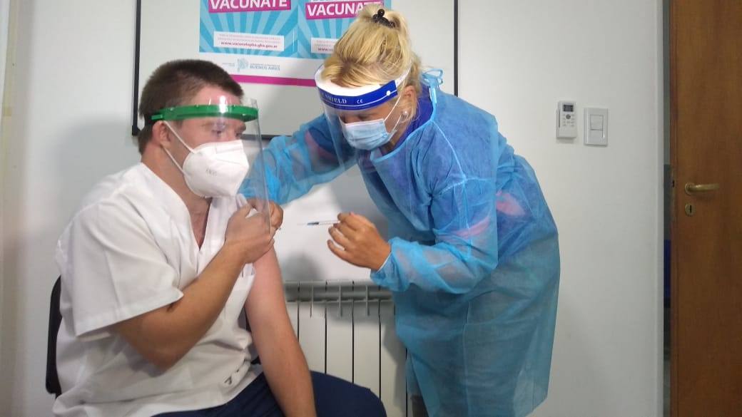 Un camillero de Daireaux es la primera persona con síndrome de down en ser vacunada contra el Coronavirus en el país