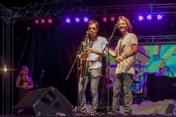 Insólito: El Intendente de Junín tocó el saxofón con Facundo Arana
