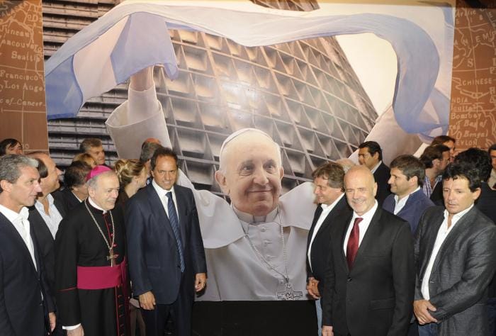 Scioli inauguró una muestra del Papa Francisco con un pedido a los docentes