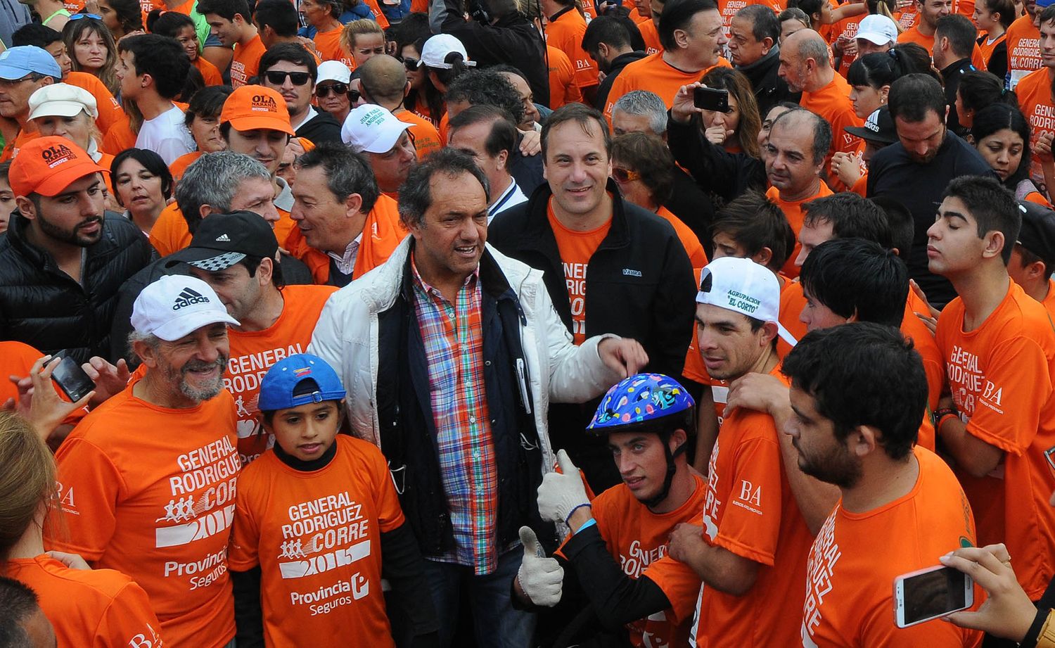 Scioli invitó a "correr al futuro" en la maratón de General Rodríguez
