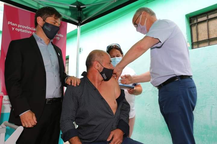 Vacunación Covid: El ministro Gollán aplicó la dosis al intendente de Ensenada