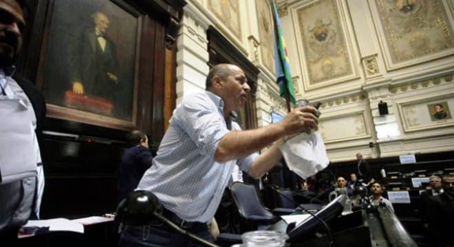 Imputan por intimidación y coacción a Mario Secco tras su irrupción en el recinto de la Legislatura