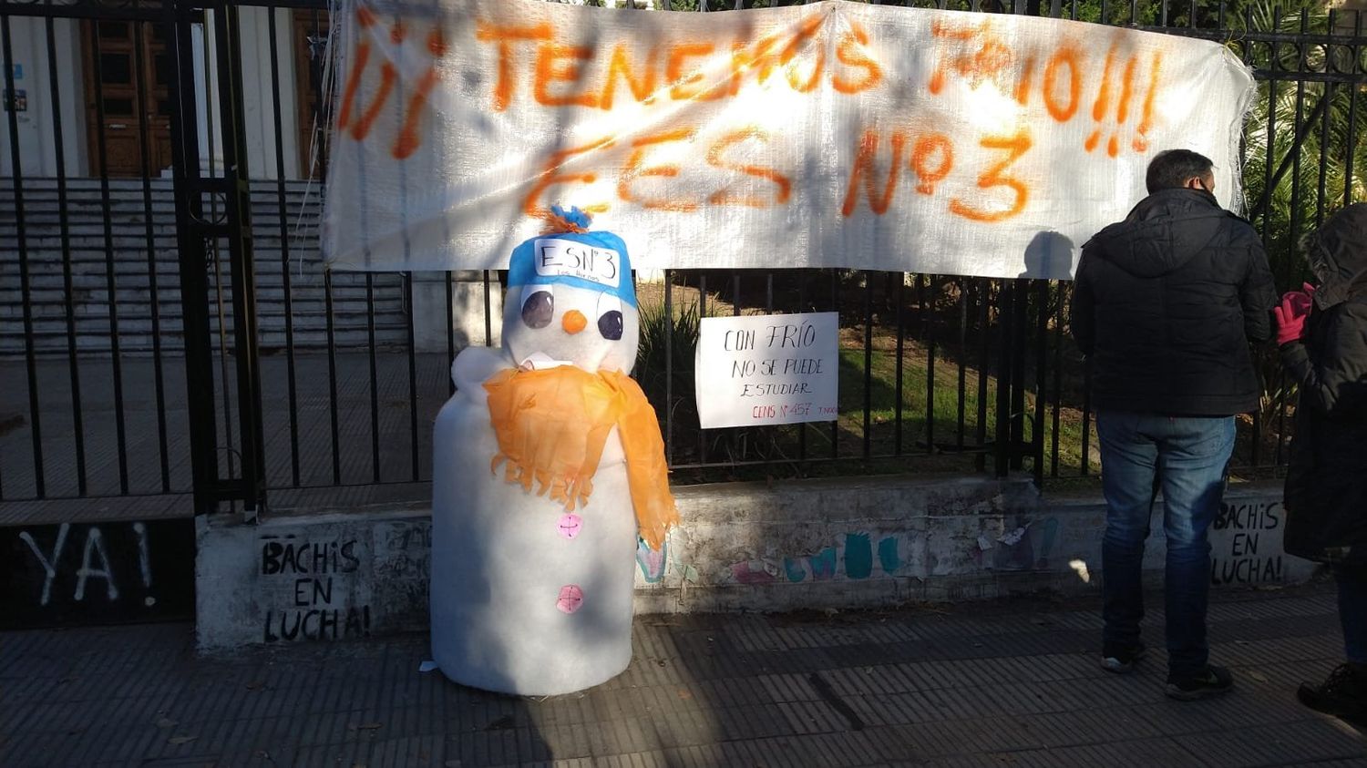 La Plata: Protestan por escuela sin calefacción con “muñeco de nieve”