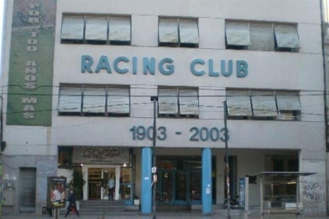 Crisis en Racing: Hinchas tomaron la sede de Avellaneda y piden la renuncia de Cogorno 