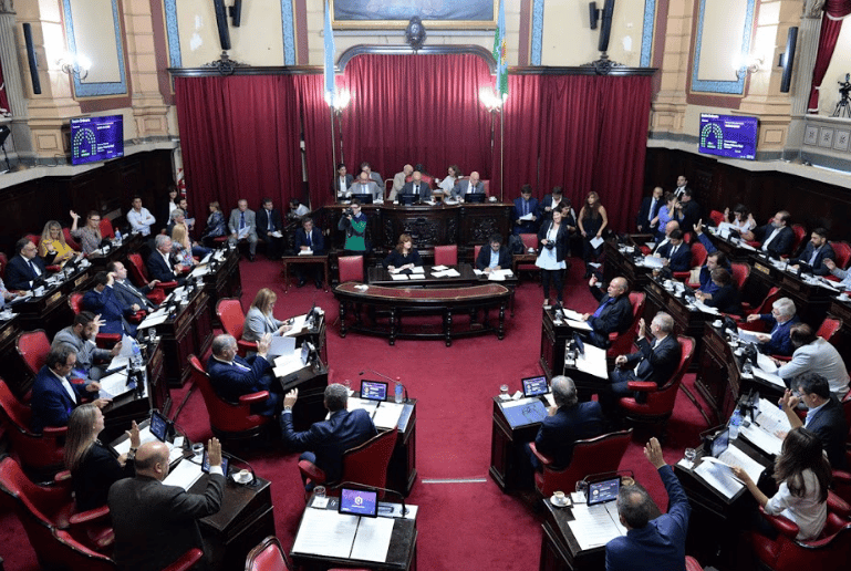 El Senado bonaerense dio media sanción a reducción de impuestos municipales en luz y agua y cloacas