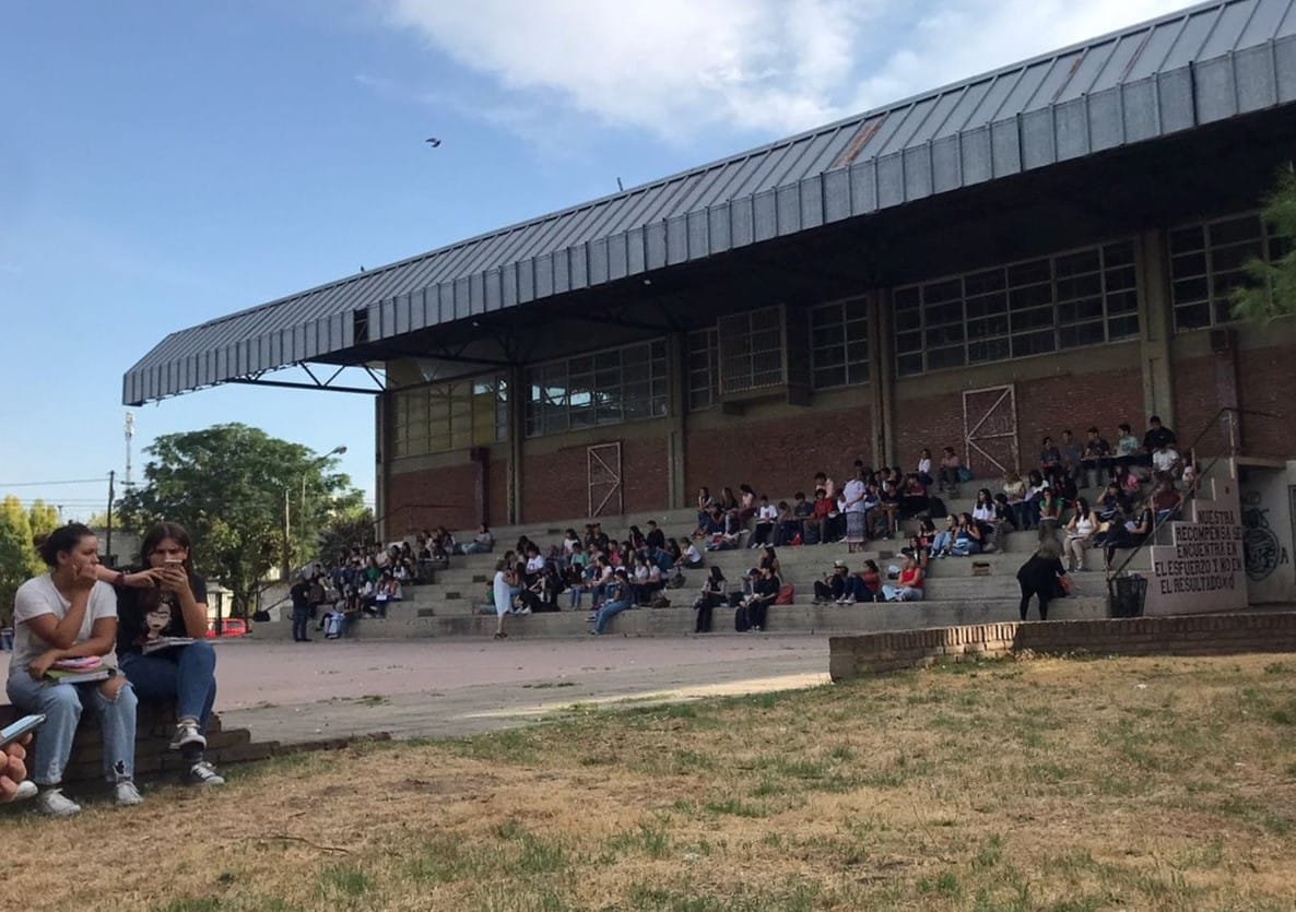 Ola de calor en escuelas: Sentada de alumnos y suspensión de clases en una secundaria de Pehuajó