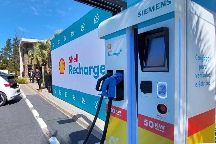 Tigre: Estación de servicio lanzó su primer surtidor para autos eléctricos del país