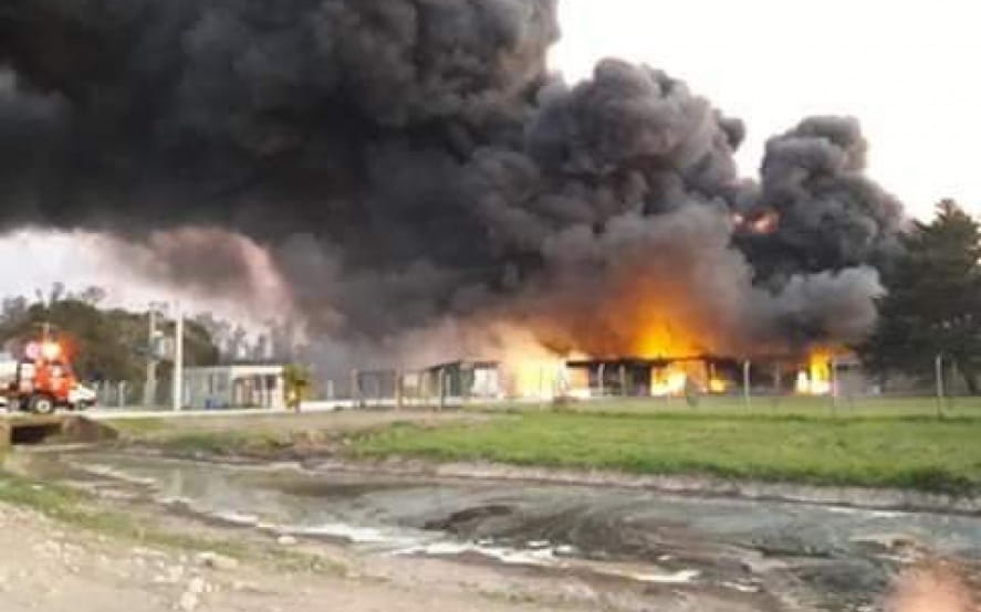 Incendio en planta de agroquímicos de Mercedes: Vecinos preocupados por las consecuencias en la población