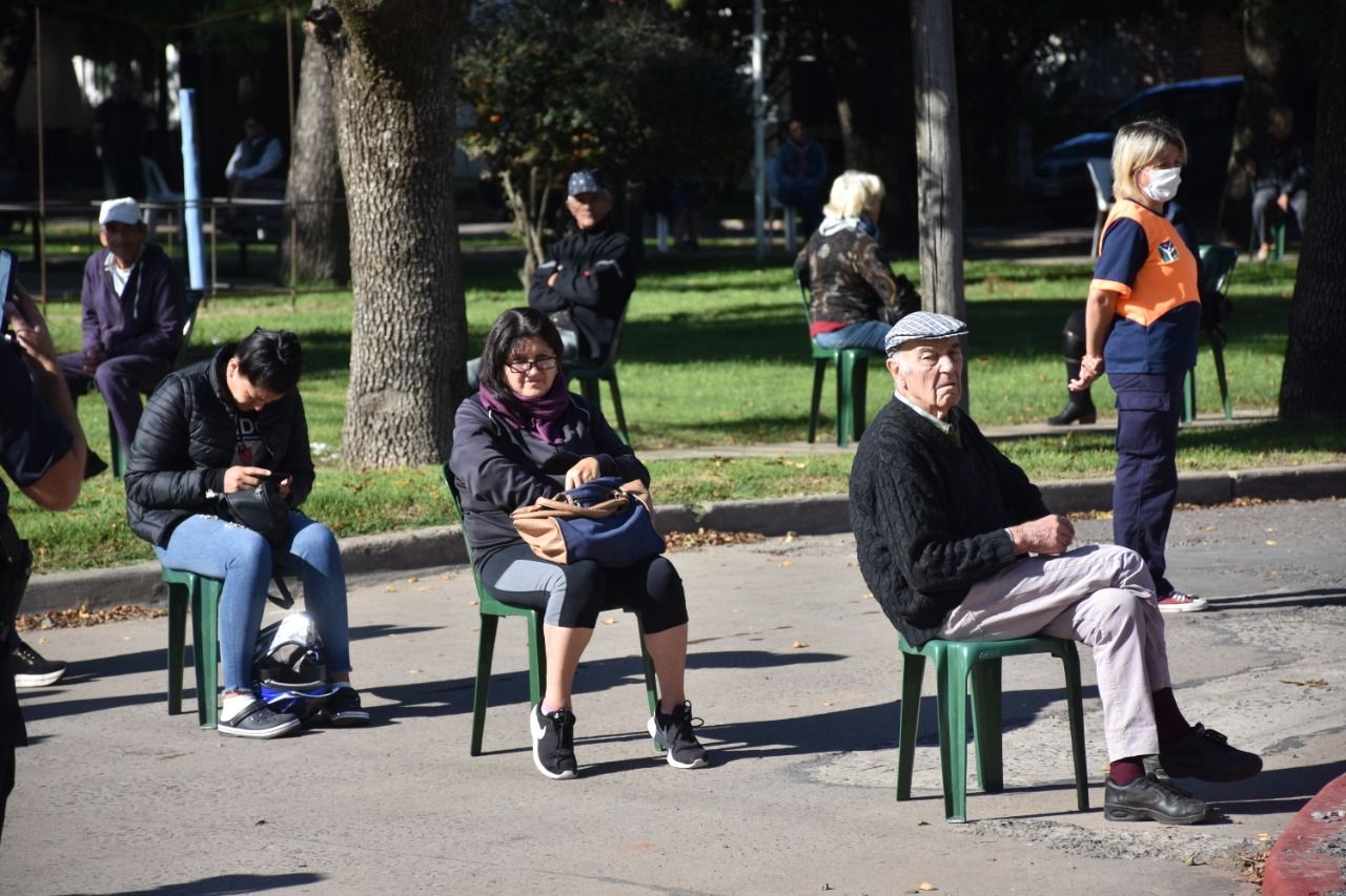 Cuarentena rota: Con nuevas medidas de prevención, jubilados hacen fila en sillas para cobrar desde este sábado