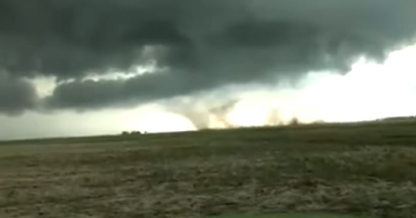 Impactante: El video de dos trabajadores rurales de Tandil en medio de un tornado