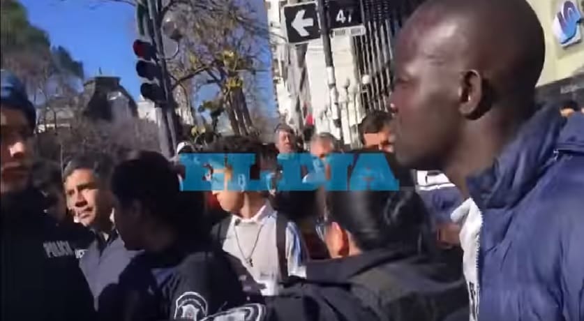 La Plata: Tensión entre la Policía y manteros senegaleses en operativo contra la venta callejera