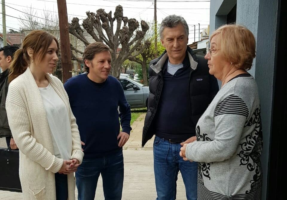 Macri y Vidal en San Miguel salieron a timbrear para explicar la crisis