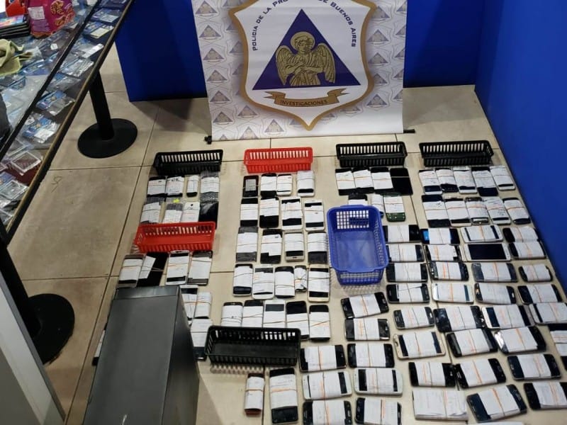 San Nicolás: Allanaron diez locales de telefonía y secuestraron más de 1.300 celulares