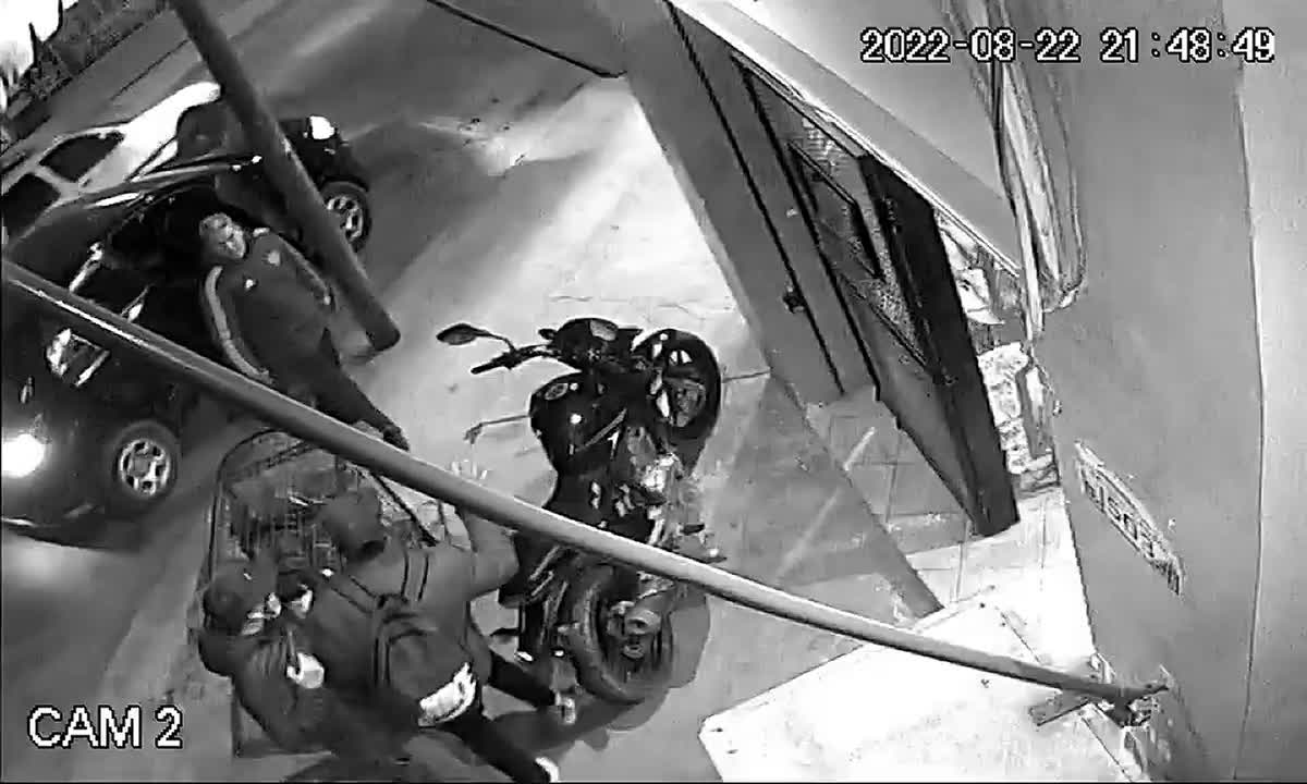 Video: Así un policía bonaerense baleó a un delincuente que quiso robarle la moto en Moreno