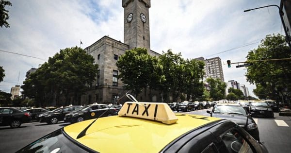 El Concejo Deliberante de Mar del Plata debate si habilita Uber: Los taxistas hacen paro y se movilizan al municipio