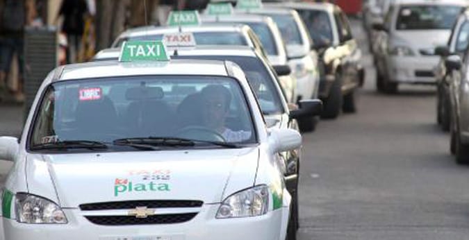 La Plata: Taxistas amenazan con paro si no aumentan las tarifas