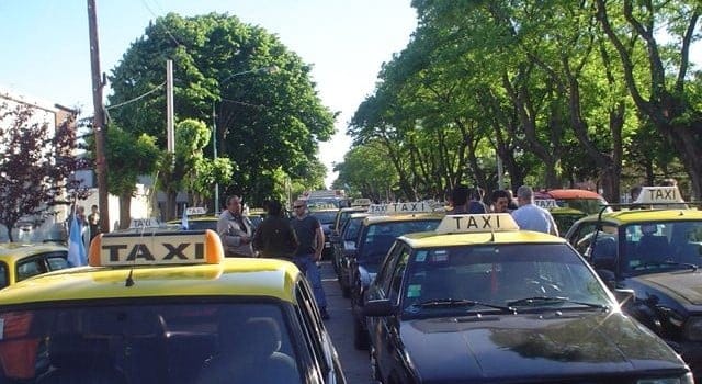 Mar del Plata: Paro total del transporte y corte en Ruta 2 tras el asesinato de un taxista