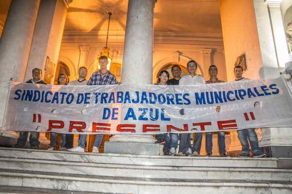 Azul: Trabajadores municipales tomaron la sede del Gobierno de Inza