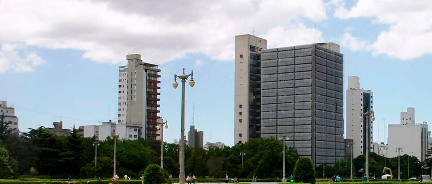 Denuncias por coimas en La Plata: Allanaron oficinas administrativas de la Torre 1