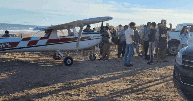 Necochea: Una avioneta sufrió un desperfecto y debió aterrizar de emergencia en una playa llena de turistas