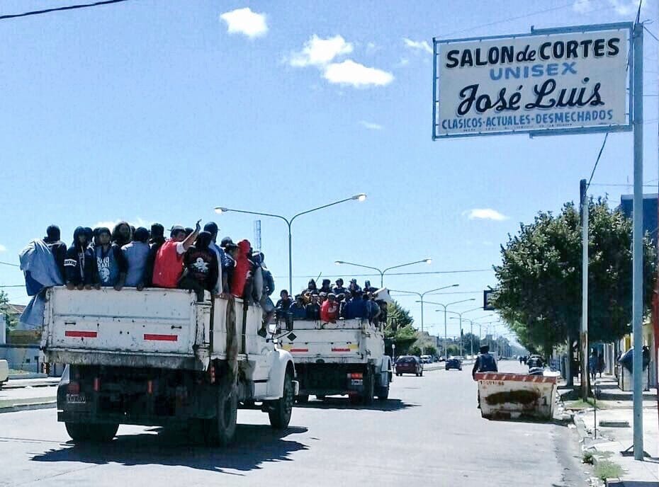 Tragedia en recital del Indio en Olavarría: Trasladan a fanáticos en camiones municipales