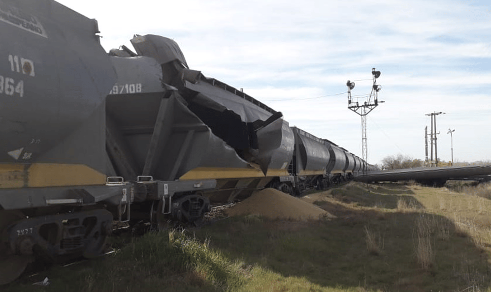 Bahía Blanca: Chocaron camión con aspas y tren de cargas