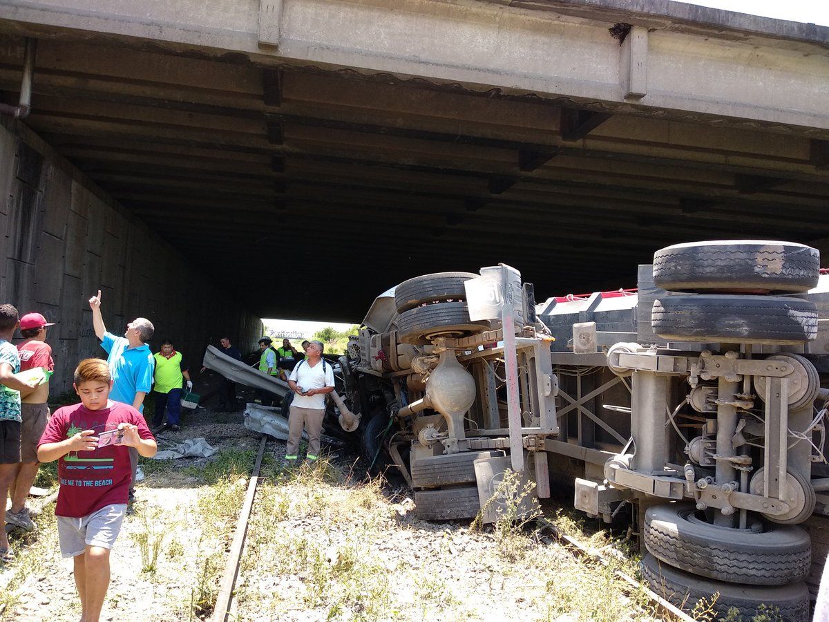 Un camión chocó y volcó sobre las vías del Tren Mitre en el ramal Villa Ballester - Zárate
