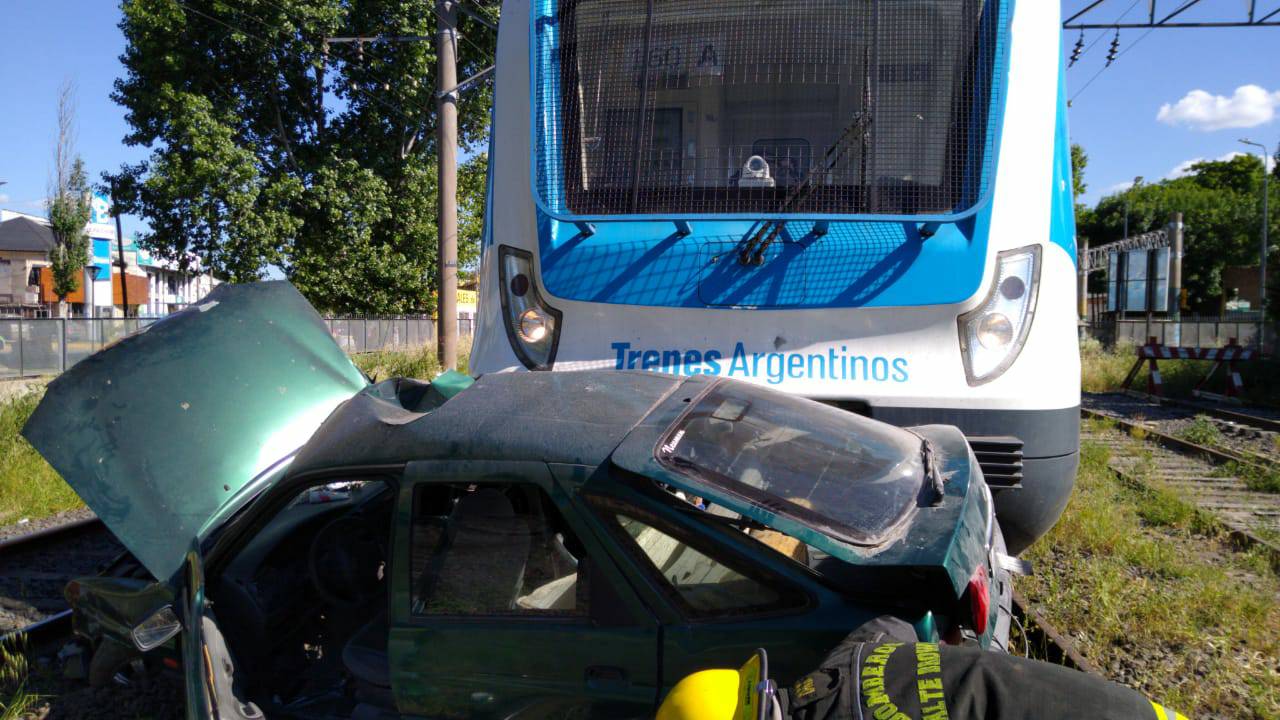 Tren Roca: Formación chocó a un auto que pasó con las barreras bajas en Longchamps