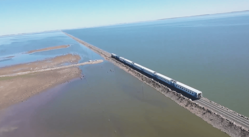 Partió de General Pinto: Tras cuatro años, el tren volvió a cruzar la laguna La Picasa