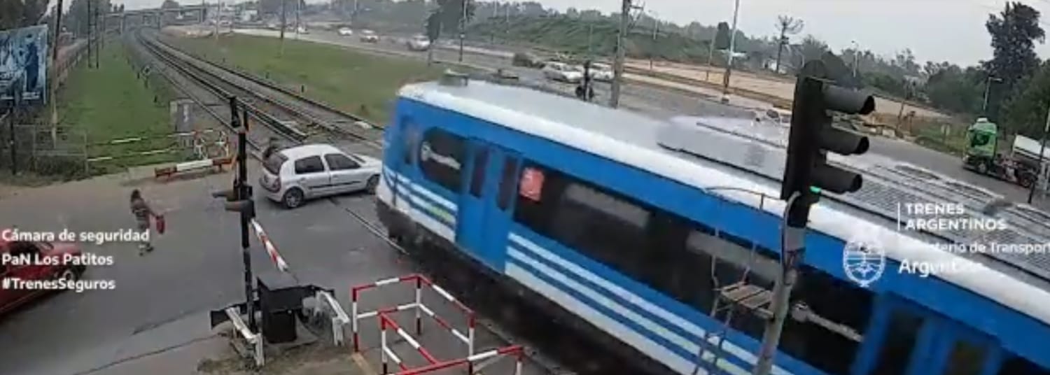 Milagro en Merlo: Tren Sarmiento arrolló a un vehículo pero sus ocupantes sufrieron heridas leves