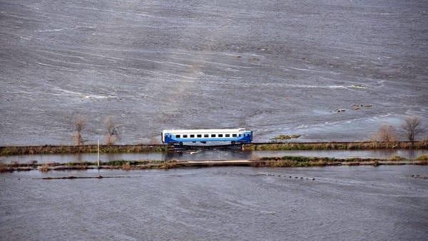 Impactante: Un tren quedó atrapado en medio de las inundaciones