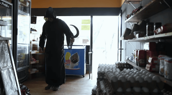 Video: Desopilante publicidad de una fiambrería y la "Parca" en Trenque Lauquen