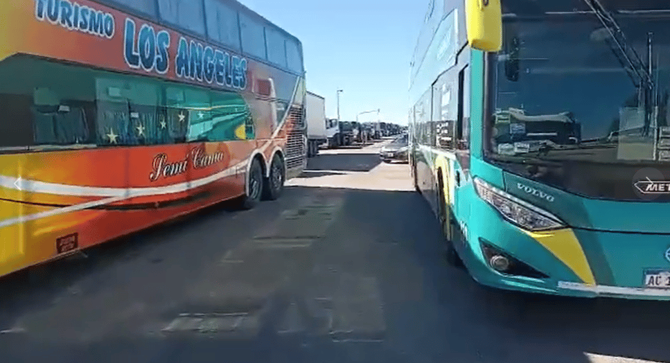 Nuevas restricciones Covid: Protesta de empresas de turismo con corte de micros sobre ruta nacional 3 en Bahía Blanca