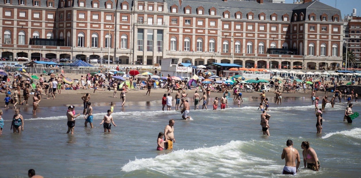 Domingo trágico en Mar del Plata: Un turista se metió al mar después de salir del boliche y murió ahogado