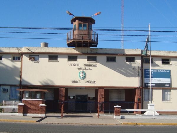 Polémica en San Nicolás: Buscan que los presos tengan celulares