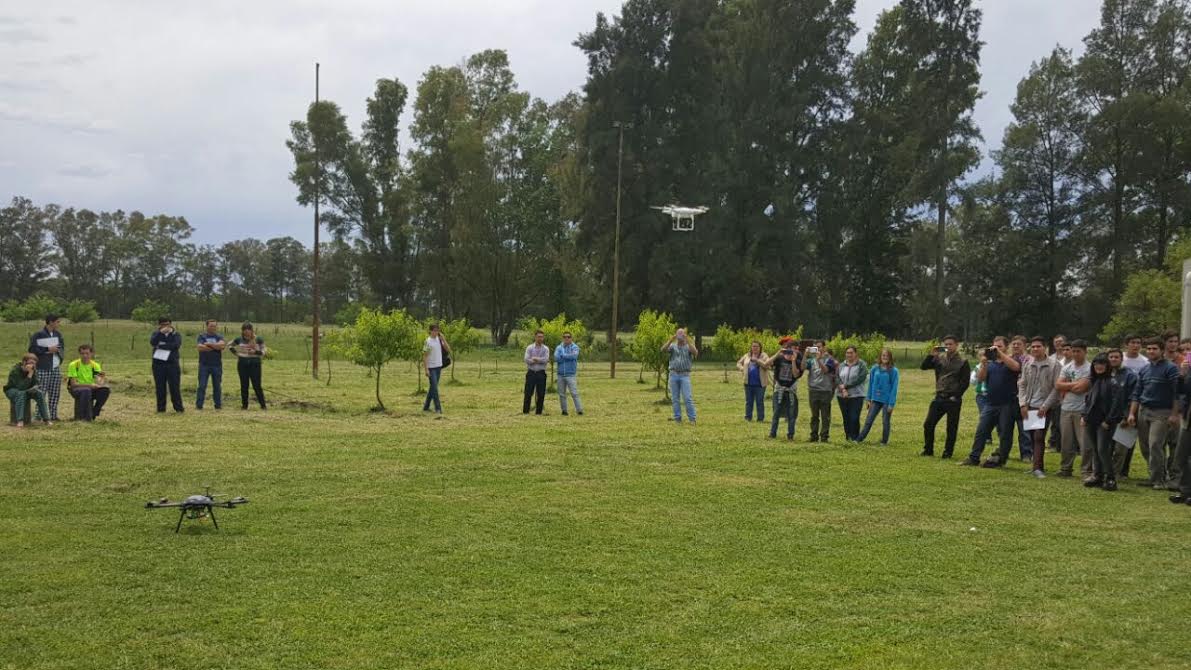 Provincia capacitó a estudiantes en el manejo de drones en Mercedes