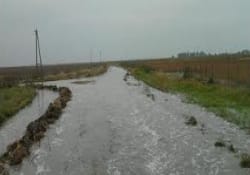 Carlos Tejedor: Construyen canal para aliviar zonas inundadas